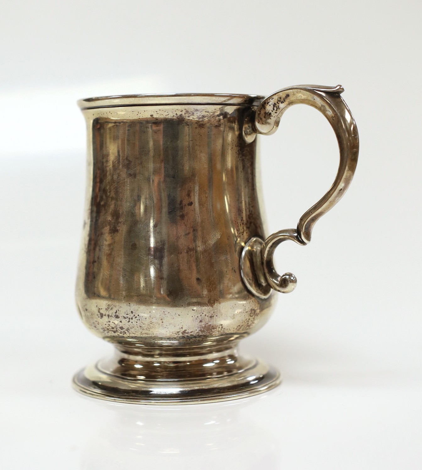 A George II silver baluster mug, London, 1733, 10cm, 192 grams.